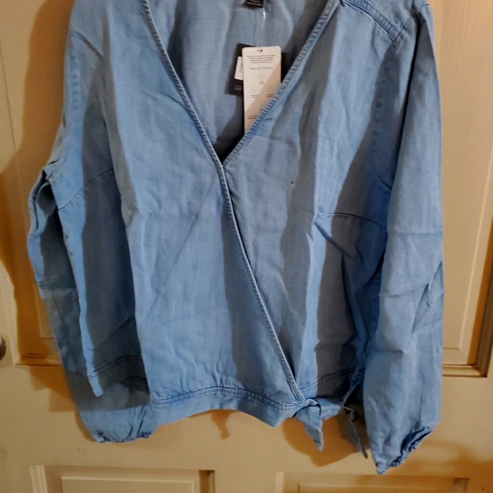 NWT Eddie Bauer Blue Lightweight. Cross over with bow Top. Size M